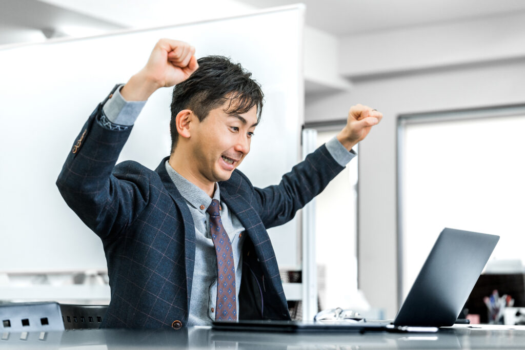 笑顔の男性ビジネスマン
