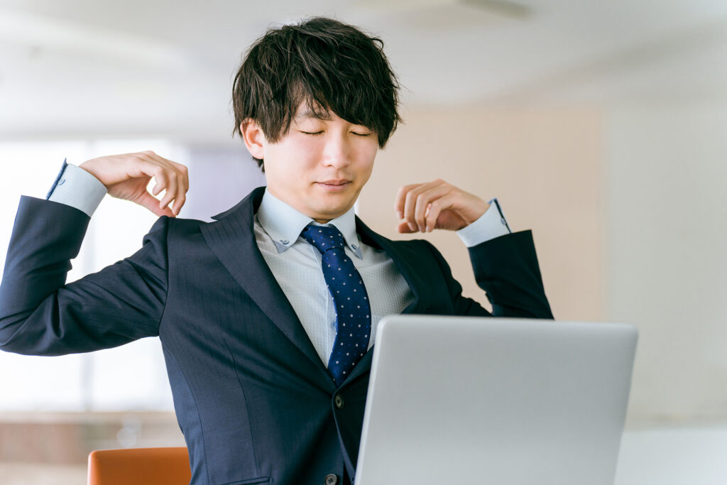 一息をつくビジネスマン