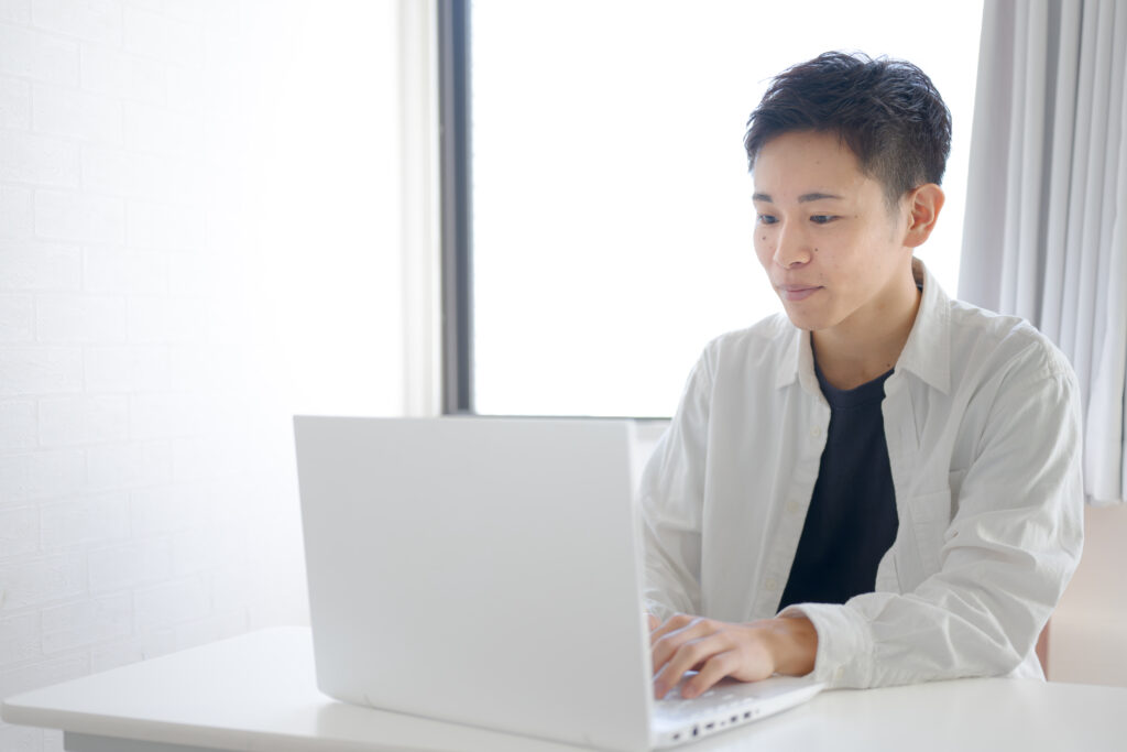 私服で作業する男性