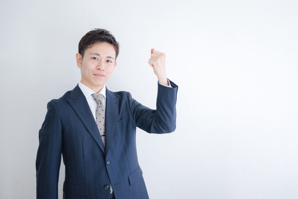 拳を掲げる男性