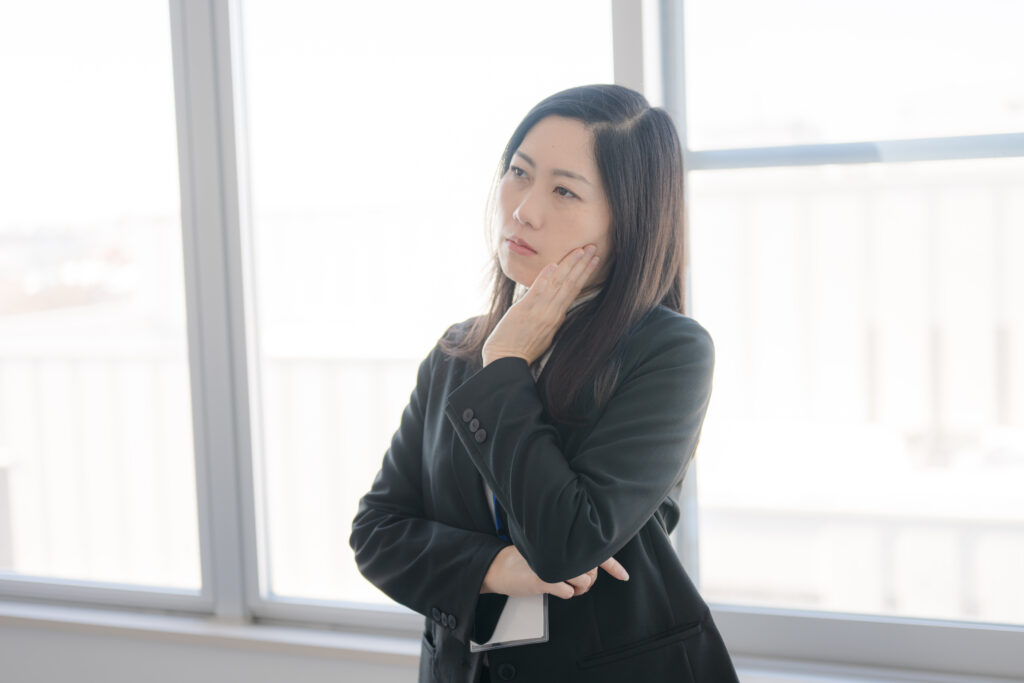 悩むビジネスウーマン