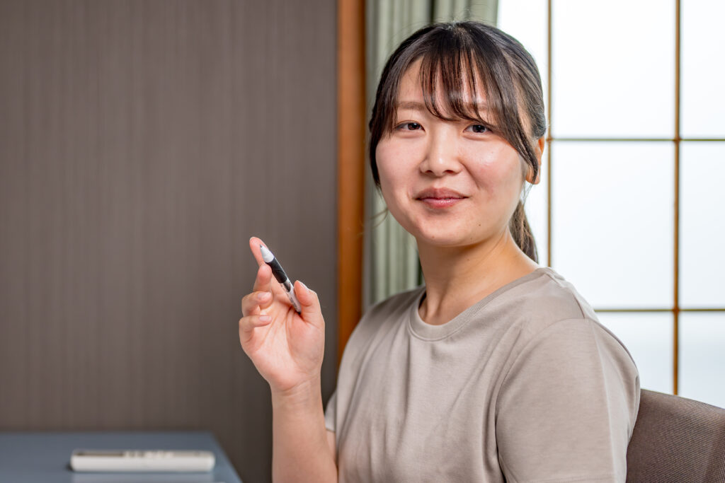 ペンとアドバイスする若い女性