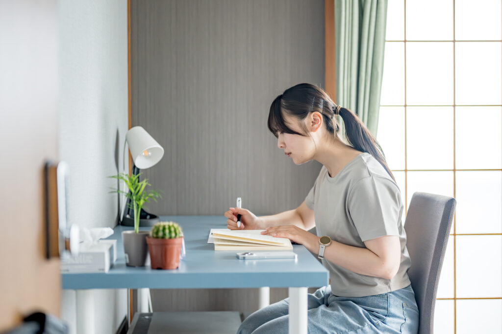 学習する女性
