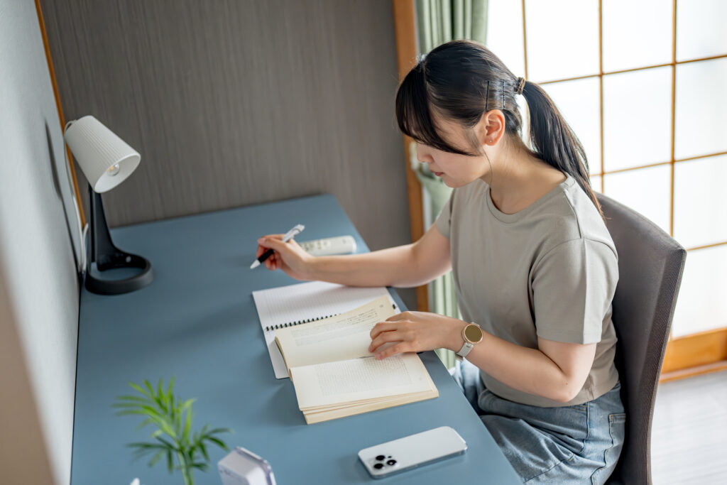 勉強する女性