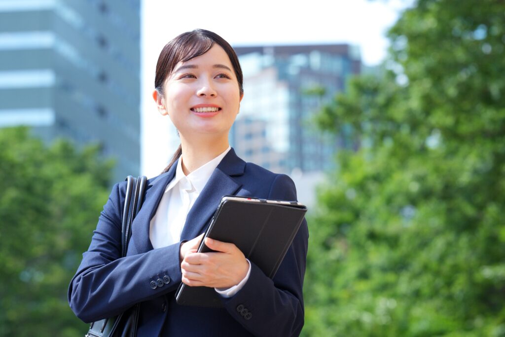 タブレットを持っている女性
