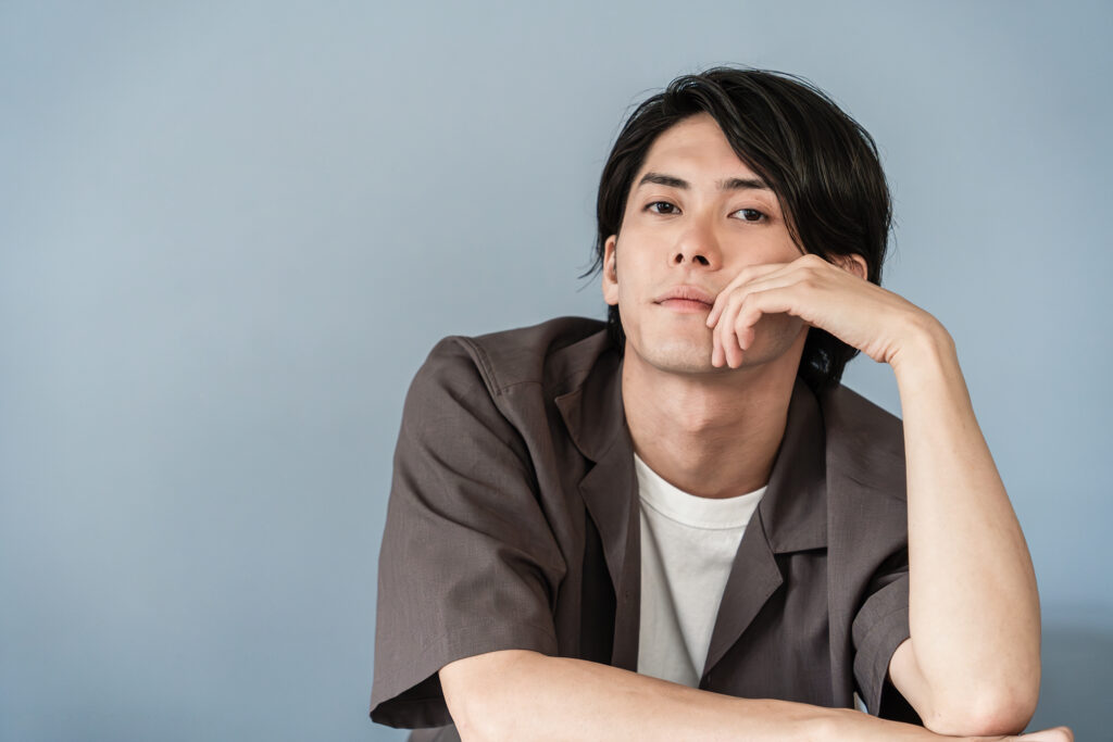 机に座る男性
