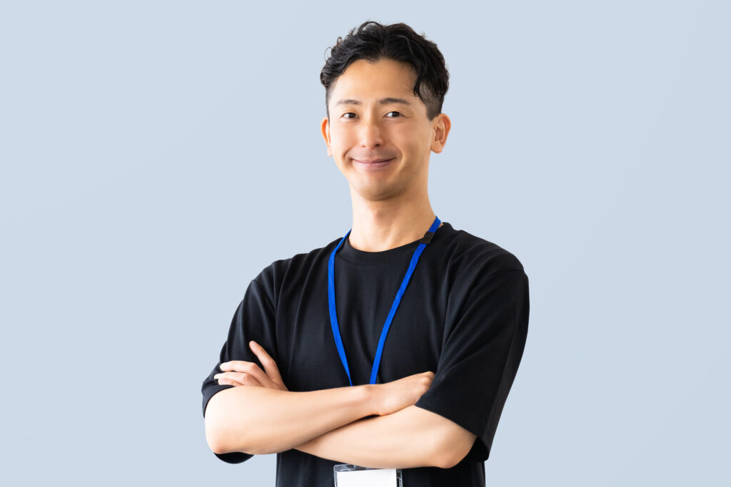 腕組みをする笑顔の男性ビジネスマン