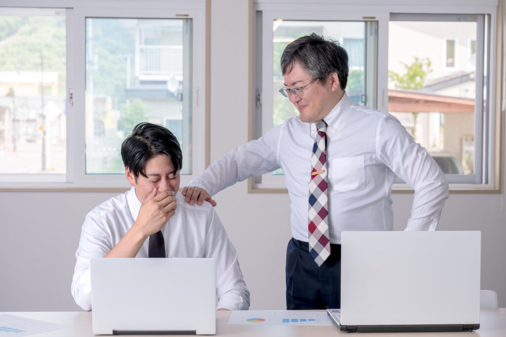 肩に手を回すビジネスマン