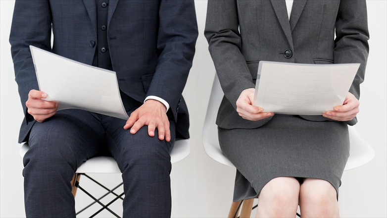 緊張して面接を待つビジネスパーソ