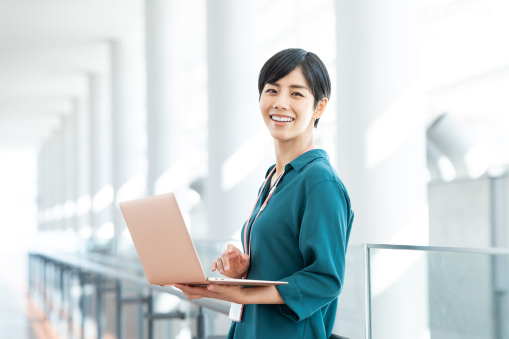 オフィスで働くビジネスウーマン