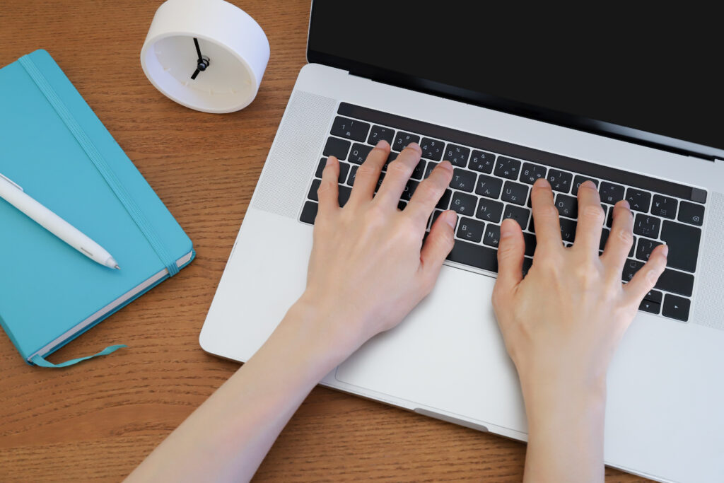 パソコンを使う手元