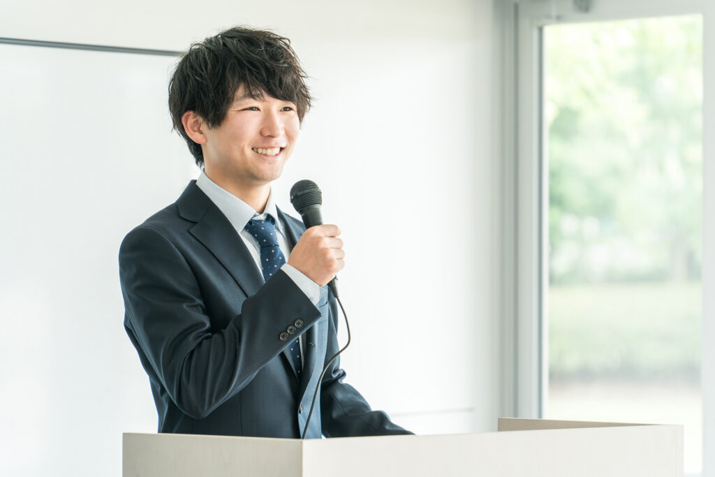 講義するビジネスマン