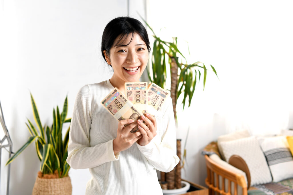 お金を持つ女性