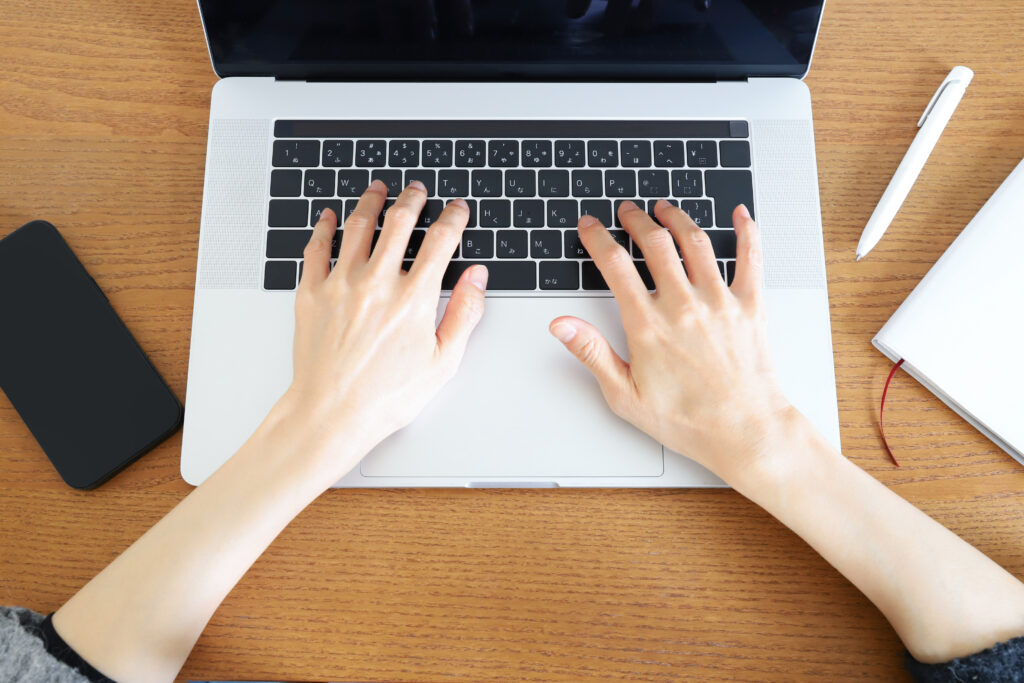 パソコンを使う女性の手元 ビジネス