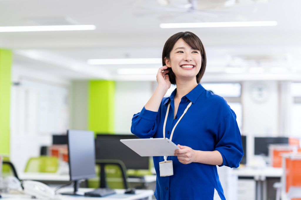 オフィスで働くエンジニア