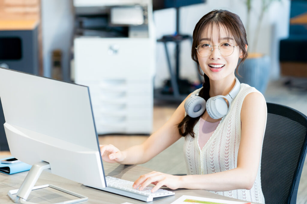 オフィスで働くエンジニア