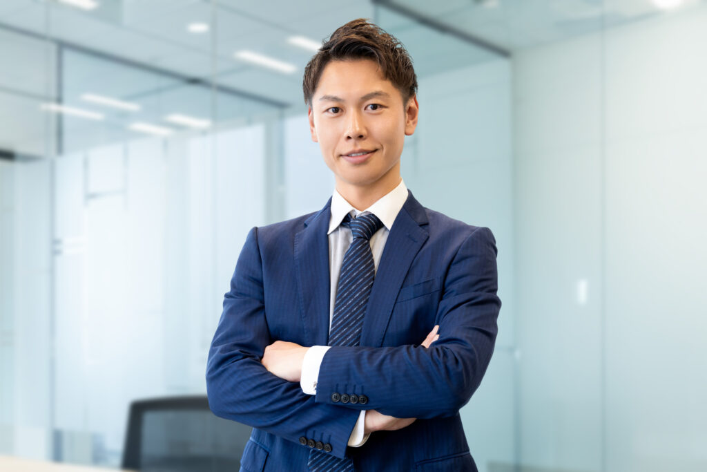 腕組みをする男性