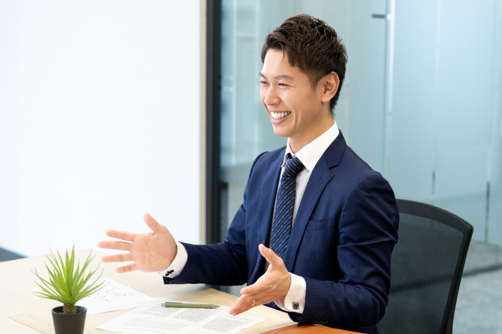 説明・案内・商談をする男性ビジネスマン