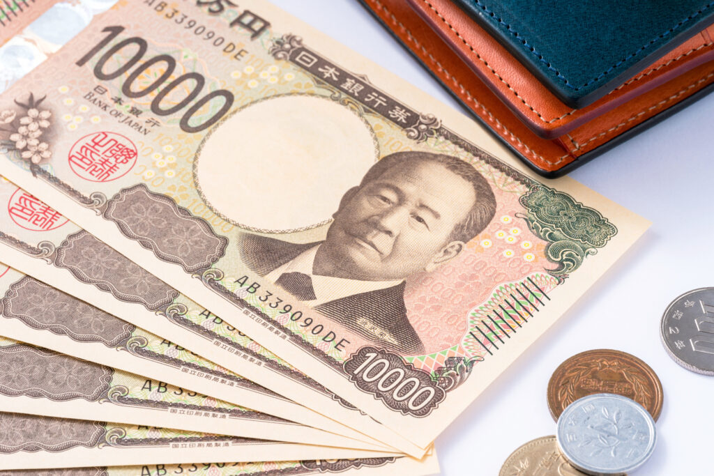 一万円札のアップと財布