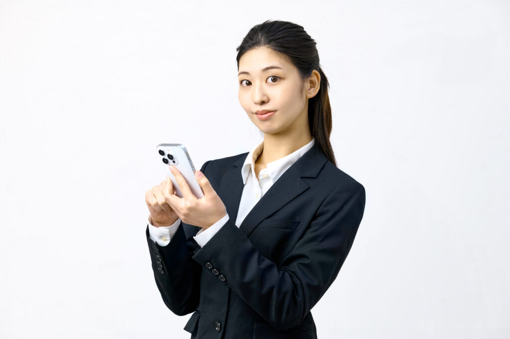 スマホを操作する若い女性