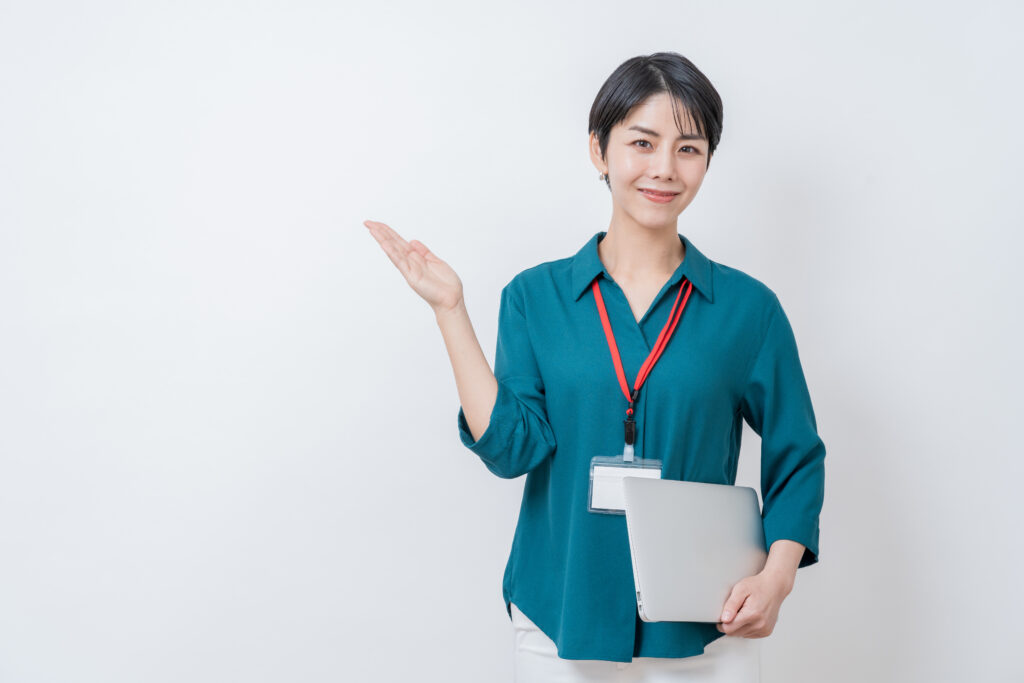 提案するビジネスパーソンの女性