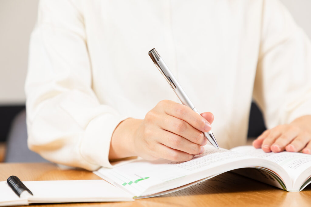 試験勉強をするアジア人女性02