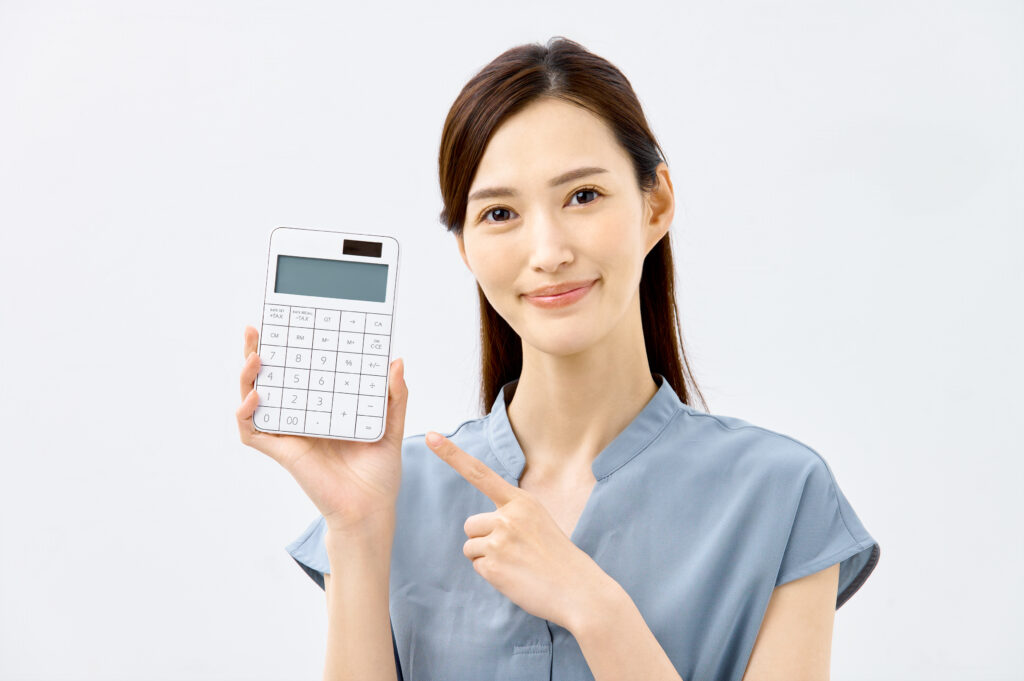 計算機を持つ女性 ビジネス 家計 主婦