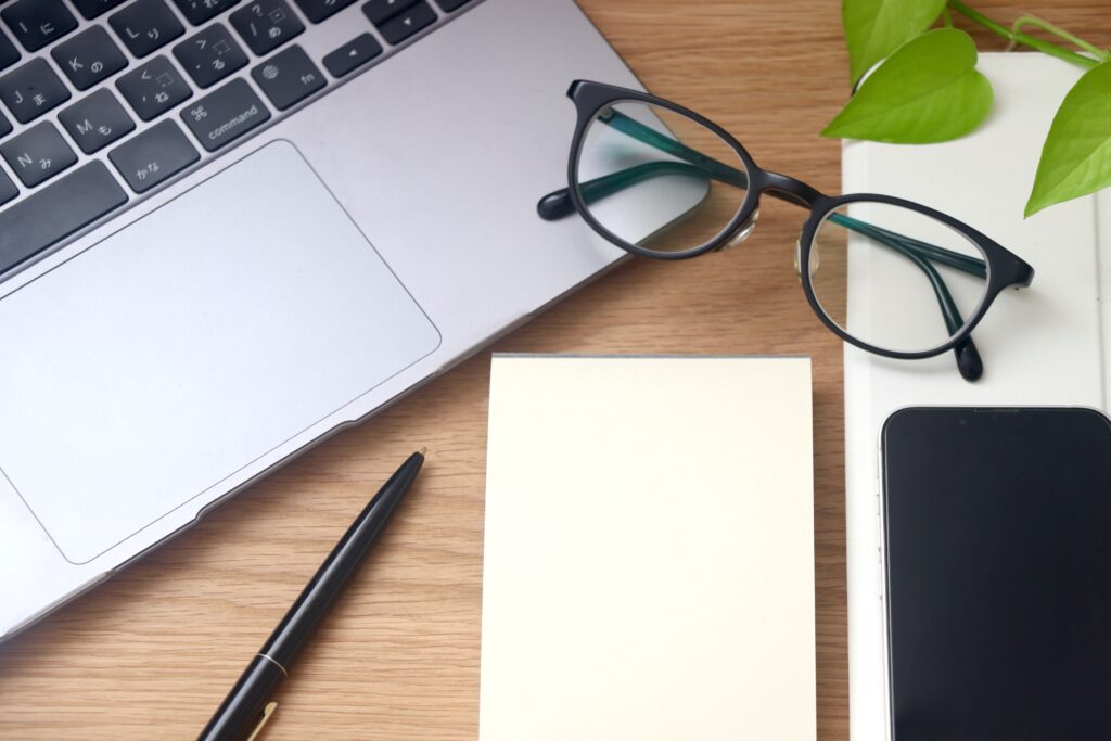 パソコンとメモ帳とめがね