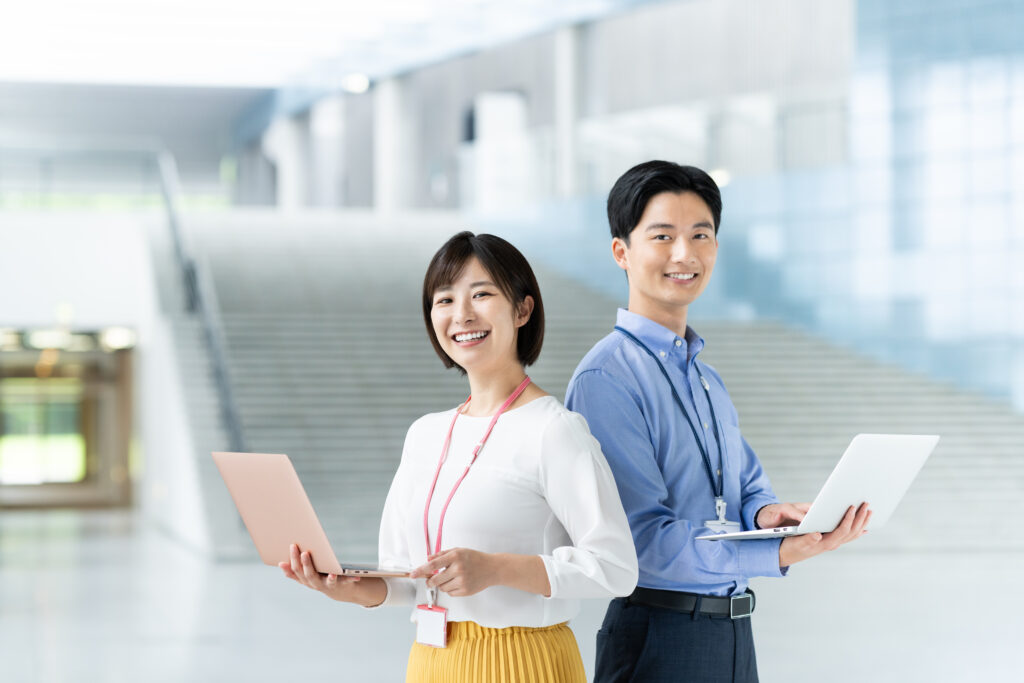 オフィスで働くビジネスマン