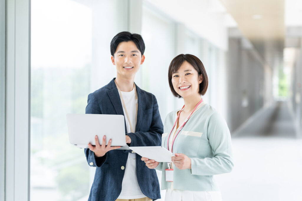 オフィスで働くエンジニア