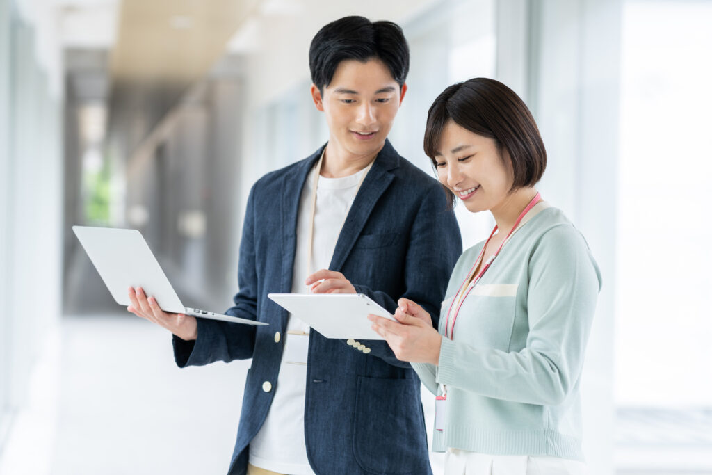 オフィスで働くエンジニア