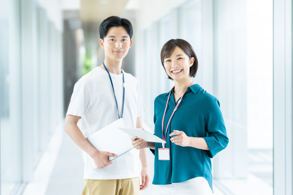 オフィスで働くエンジニア