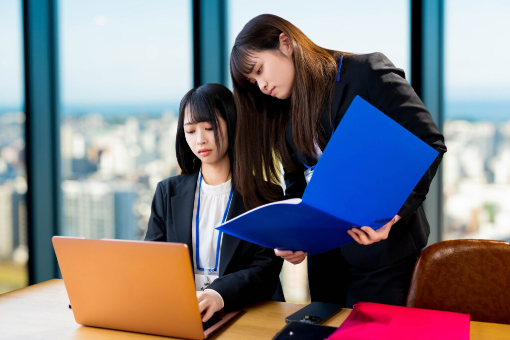 パソコンを教えるビジネスウーマン
