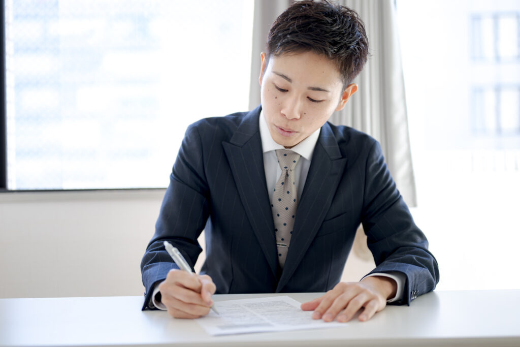 書類を書くビジネスマン
