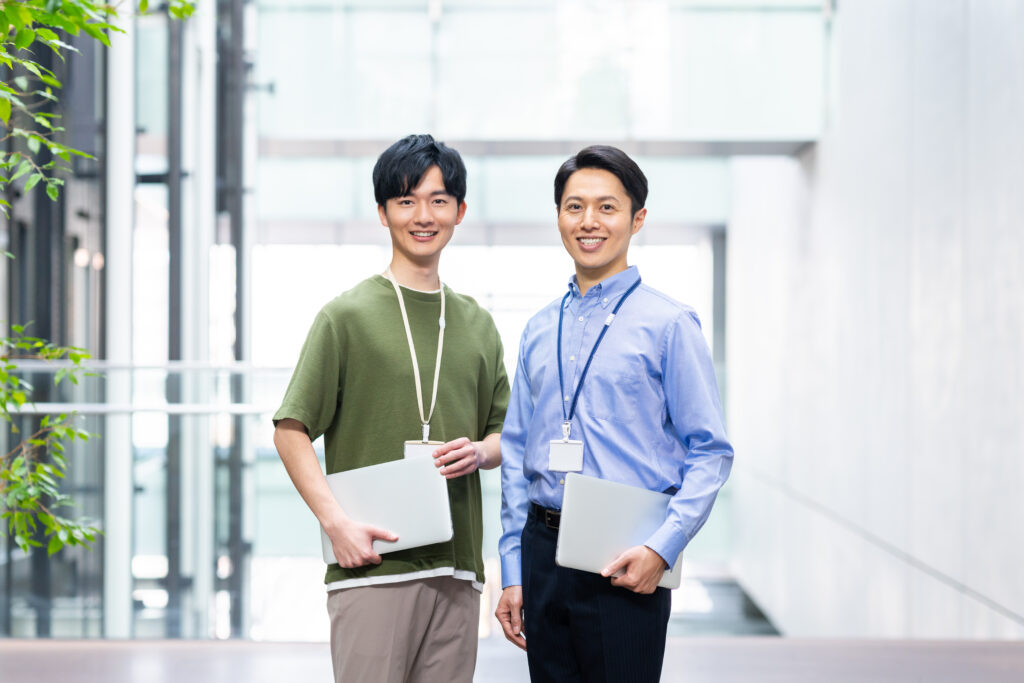 オフィスで働くエンジニア