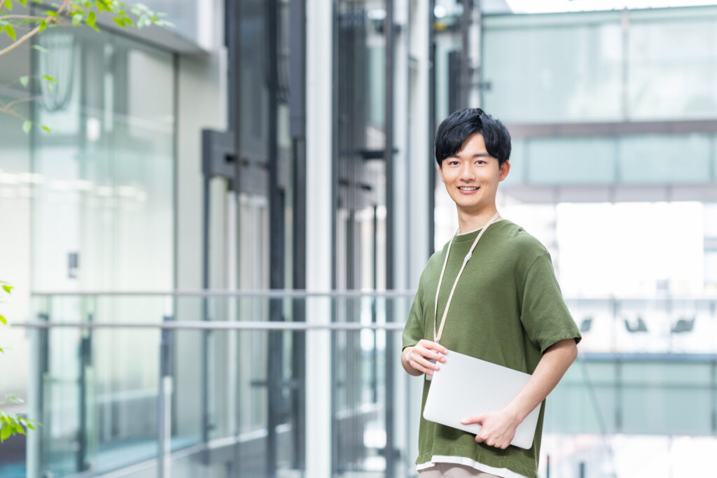 オフィスで働く若いエンジニア