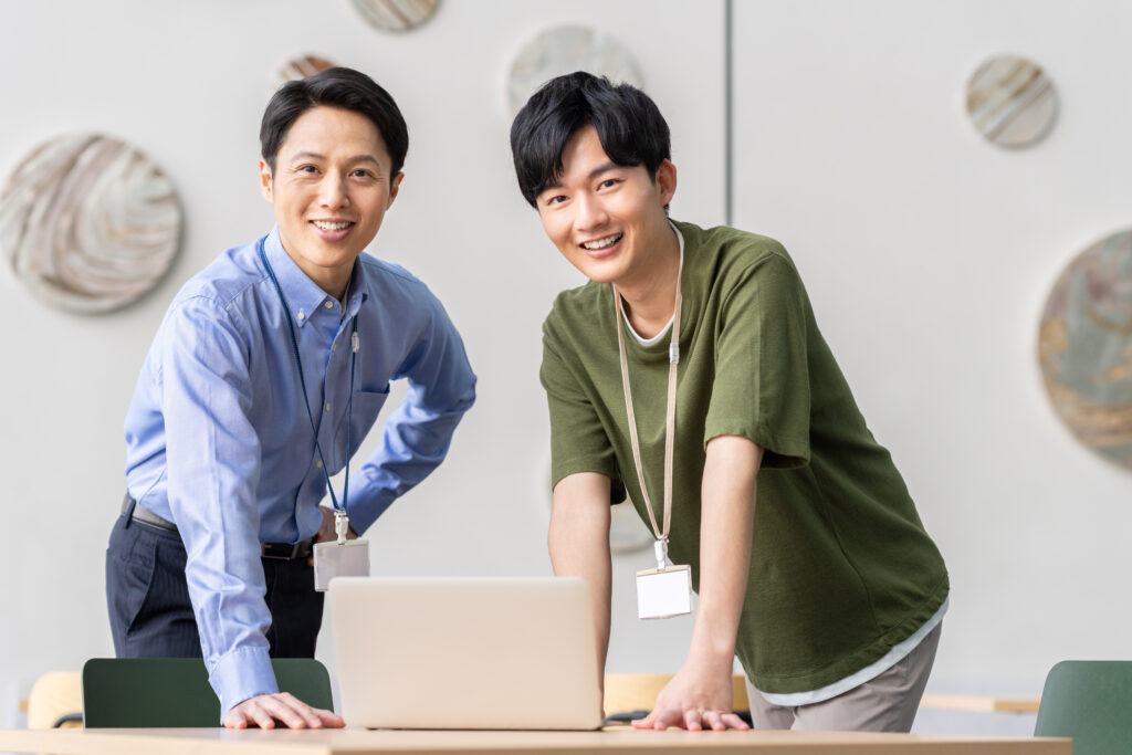 オフィスで働くエンジニア