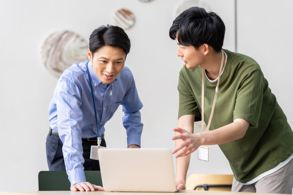 オフィスで働くエンジニア