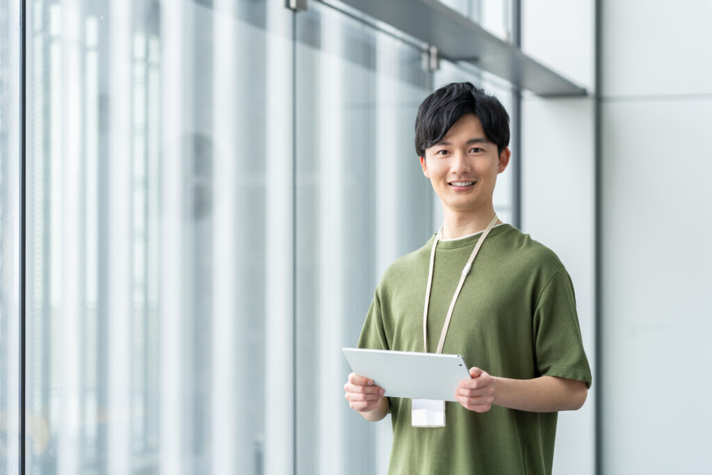 オフィスで働く若いエンジニア