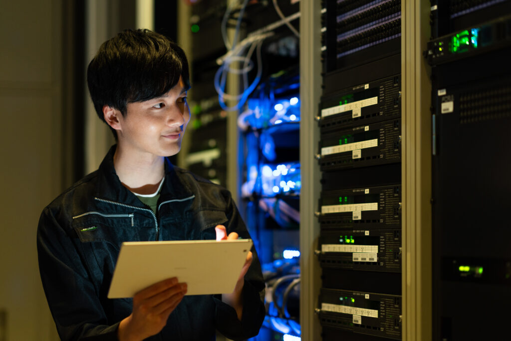 サーバールームで働く作業員