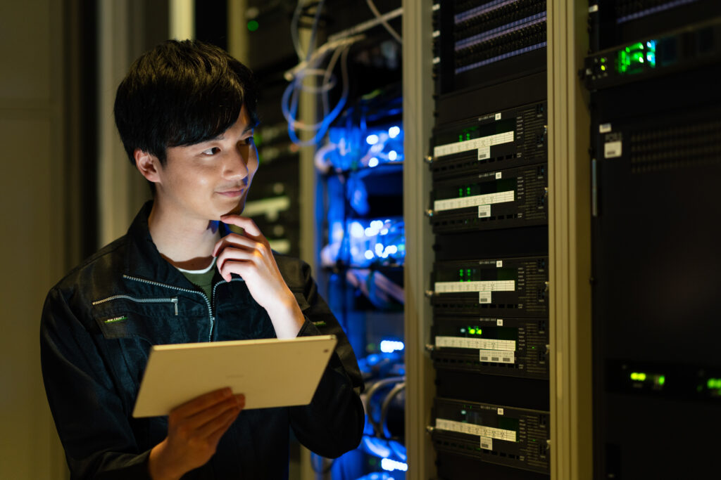 サーバーのメンテンスをするエンジニア