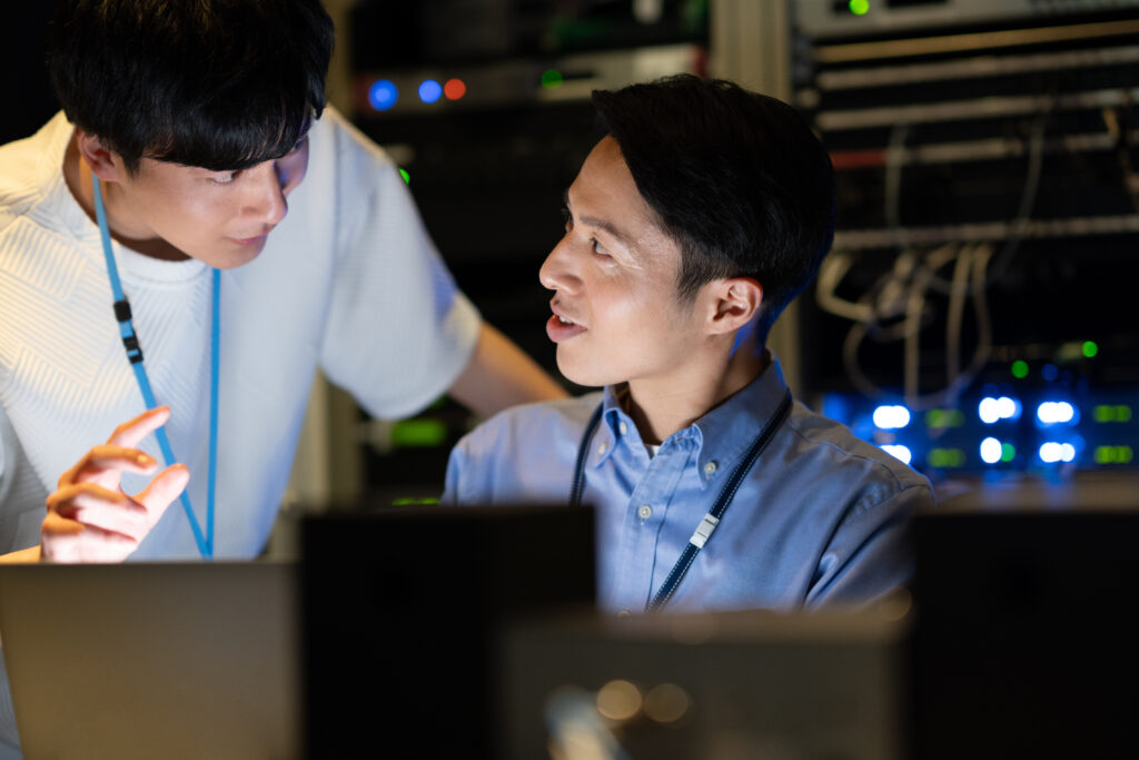 サーバールームで働くエンジニア