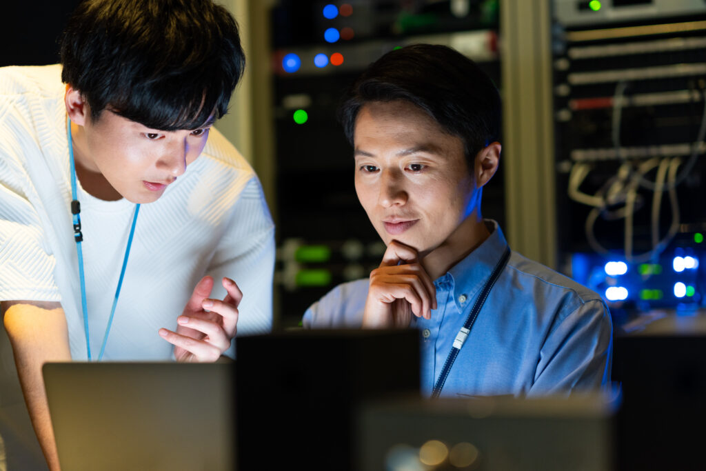 サーバールームで働くエンジニア
