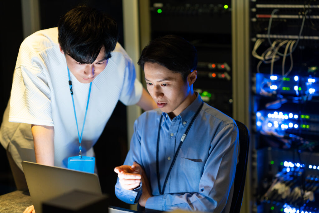 サーバールームで作業するエンジニア