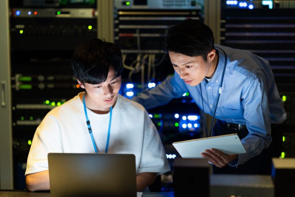 サーバールームで作業するエンジニア