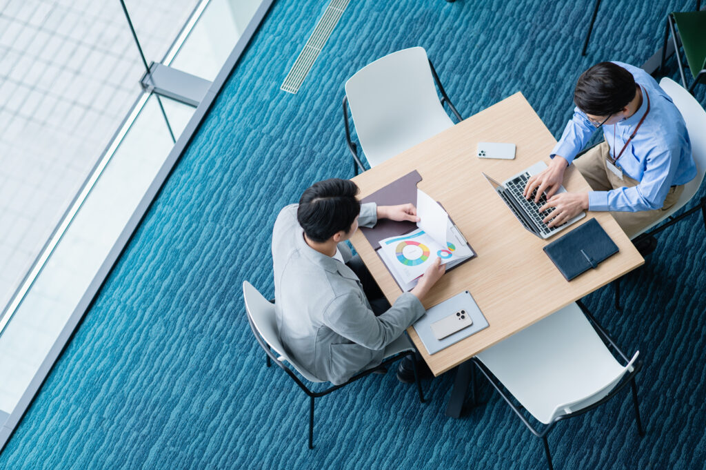 オフィスで打合せをするビジネスマン