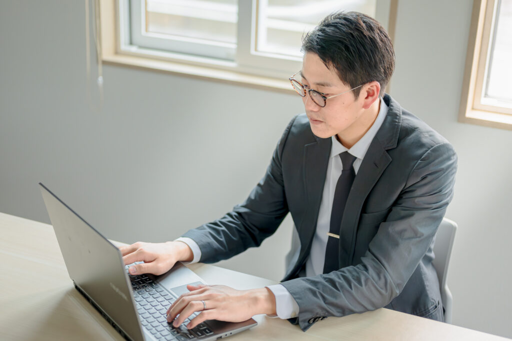 PCを入力する男性