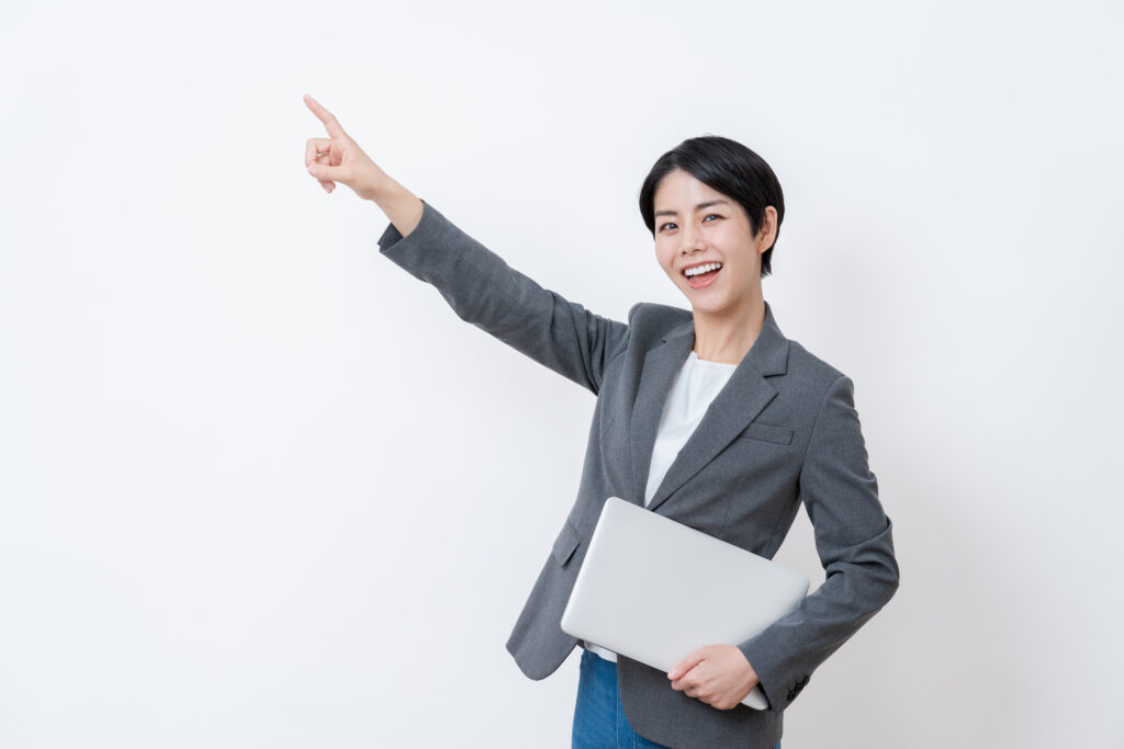 提案するビジネスパーソンの女性。