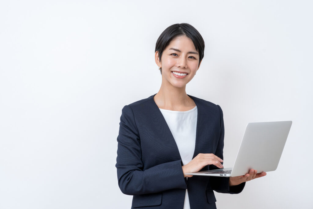 提案するビジネスパーソンの女性。