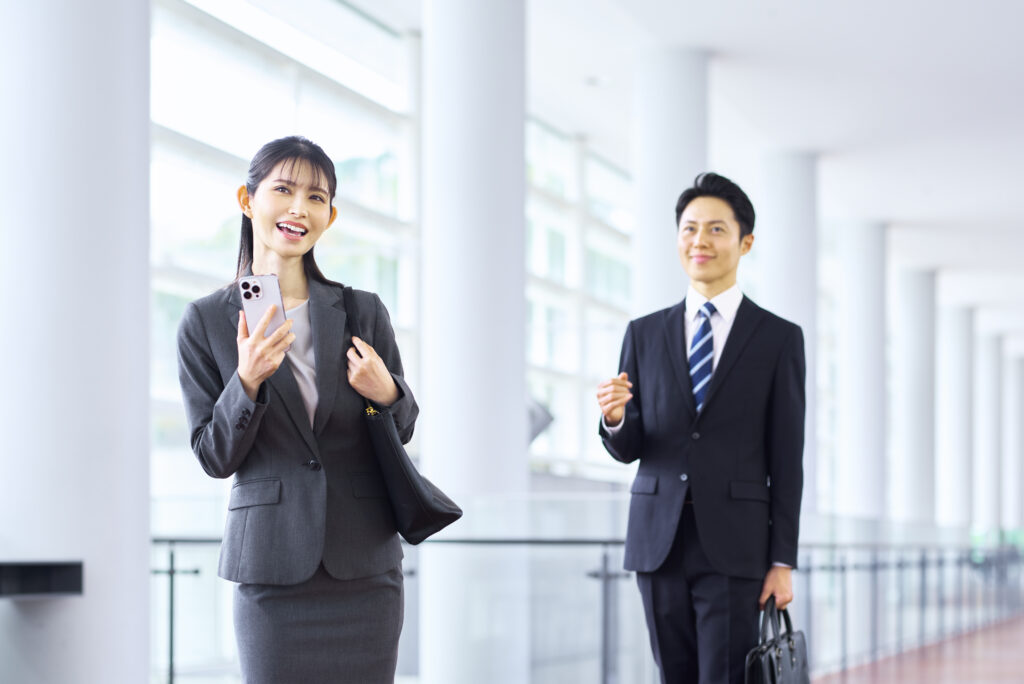 歩くビジネスウーマン
